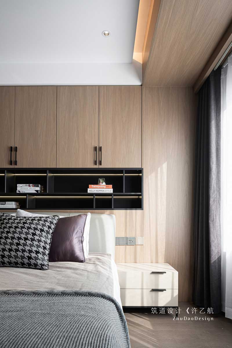 黑色鏤空隔斷設計，增加燈帶，讓床頭背景不那么沉悶。