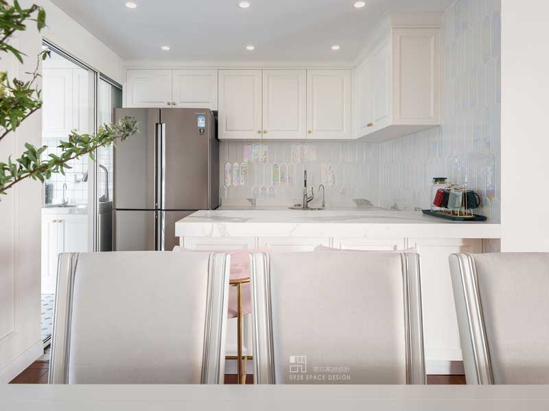 西廚承擔著做西點水果等操作，設備上放置有冰箱，蒸烤箱，凈水直飲水等還承擔著餐廳的儲物需求。