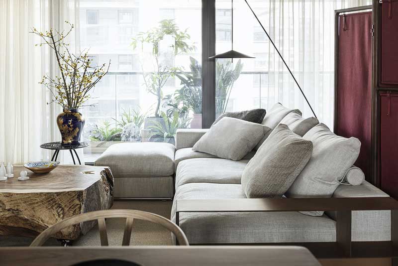 意大利傳承百年工藝與制造經驗的Flexform沙發提供了極致舒適的坐臥感，滿足暢談休閑的聚會時刻與沉醉自適的獨享時光。