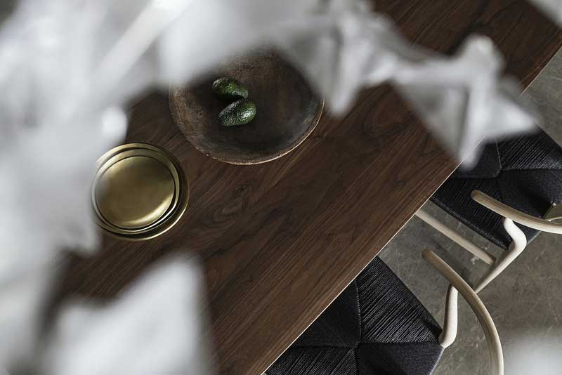 Slamp·Clizia吊燈垂下白色的星朵，優雅輕盈，營造出一種純潔的白色夢幻。