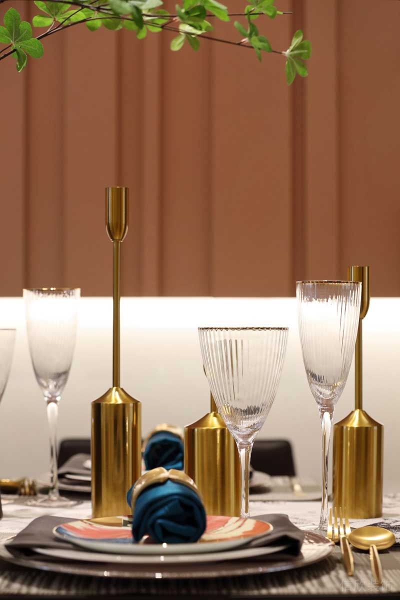 深圳羅湖區(qū)現(xiàn)代輕奢風200平方家庭住房裝修藝術(shù)餐杯