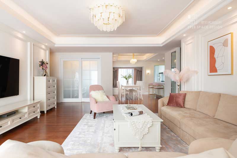 從客廳看向餐廳，游戲房房間門做推拉門處理，平時開啟可以增加家庭的互動感，外公外婆在看電視時也可以看到小兄弟兩在游戲房的情況，同時也可以增加空間的通透性。