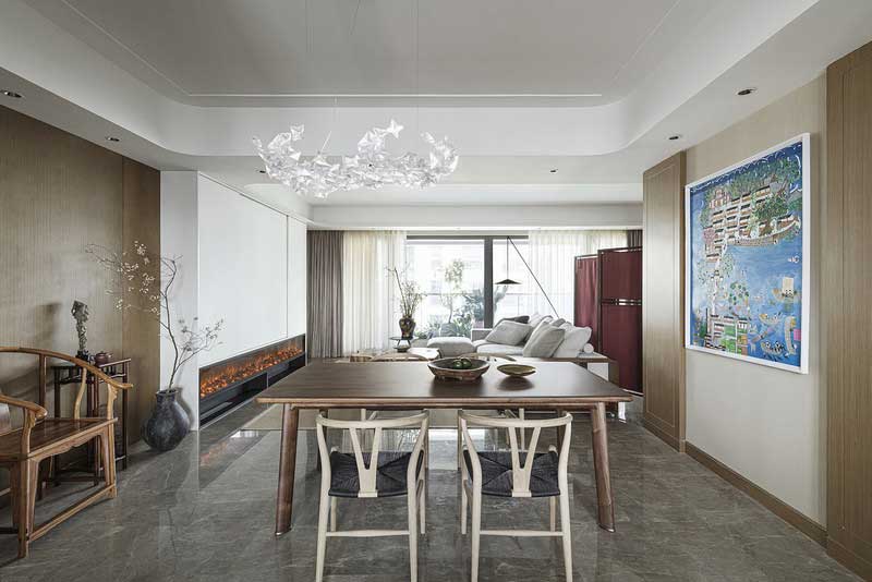 餐廳 ···改造關鍵詞：簡素明凈 星影流溢 ··· 餐廳依舊延續空間整體的原木色調，簡素凈潔，墻上的藍色畫作帶來了一抹明麗。半木信使之函長餐桌擁有著寬闊而飽含自然肌理的北美黑胡桃實木臺面，形如靈獸四蹄的實心黃銅墊腳,讓橢圓的桌腿弧線更加精致，如此，品嘗美食的樂享時光就有了最好的背景。