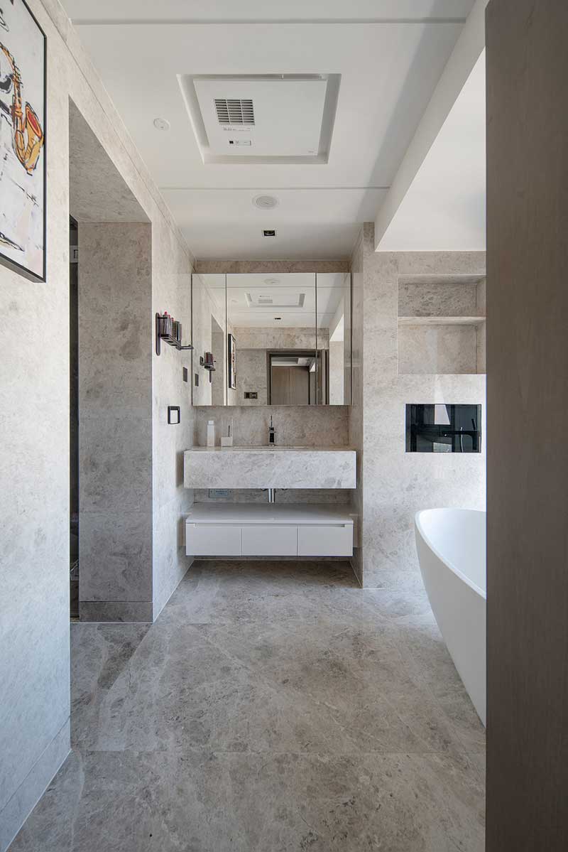 入門處懸掛了一幅同色系抽象掛畫,即便是在洗漱時,也能感受到美好。 入門處懸掛了一幅同色系抽象掛畫,即便是在洗漱時,也能感受到美好。