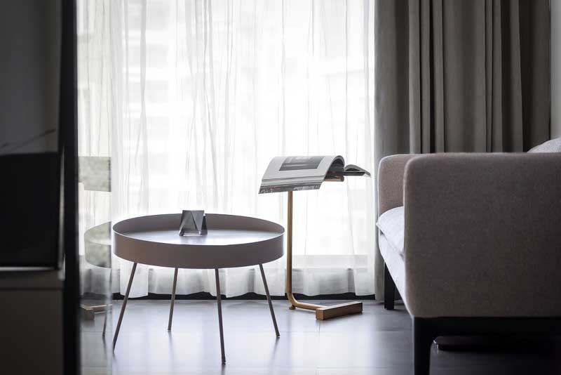 偶爾會(huì)有客人來(lái)留宿,因此,在多功能室里設(shè)置隱藏床,再拉開(kāi)折疊門(mén),就是簡(jiǎn)單并保有隱私的居住空間。半開(kāi)放的多功能室是對(duì)空間“關(guān)系”的思考,互通性與私密性共生。 偶爾會(huì)有客人來(lái)留宿,因此,在多功能室里設(shè)置隱藏床,再拉開(kāi)折疊門(mén),就是簡(jiǎn)單并保有隱私的居住空間。半開(kāi)放的多功能室是對(duì)空間“關(guān)系”的思考,互通性與私密性共生。