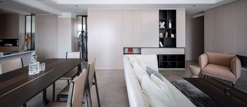 一整面墻的收納柜滿(mǎn)足了業(yè)主的日常所需 孩子的玩具零食 珍藏的小擺件都有了安放之處 一整面墻的收納柜滿(mǎn)足了業(yè)主的日常所需 孩子的玩具零食 珍藏的小擺件都有了安放之處