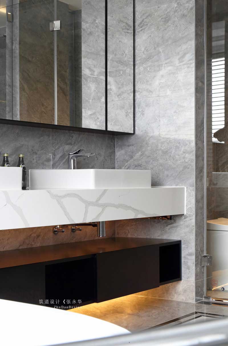 衛生間設計淋浴區與馬桶區及獨立浴缸，陳設用品配備齊全，全面提升優化了生活品質！