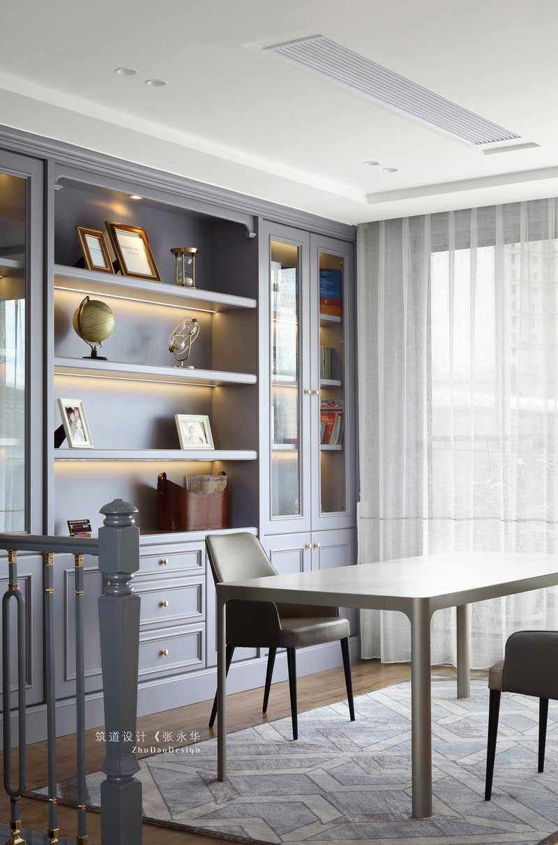 南北陽臺大大保證了空間采光要求，營造出溫暖陽光的閱讀氛圍。