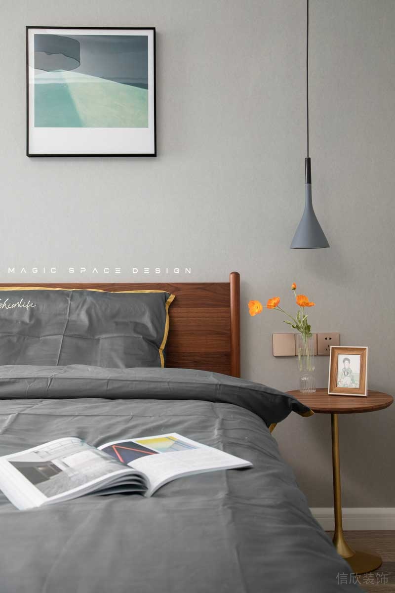 風(fēng)景畫、單人沙發(fā)、金屬托架和單線吊燈與床之間形成錯(cuò)落有致的線面比例，讓空間還原過(guò)去的那種素樸休憩的作用。