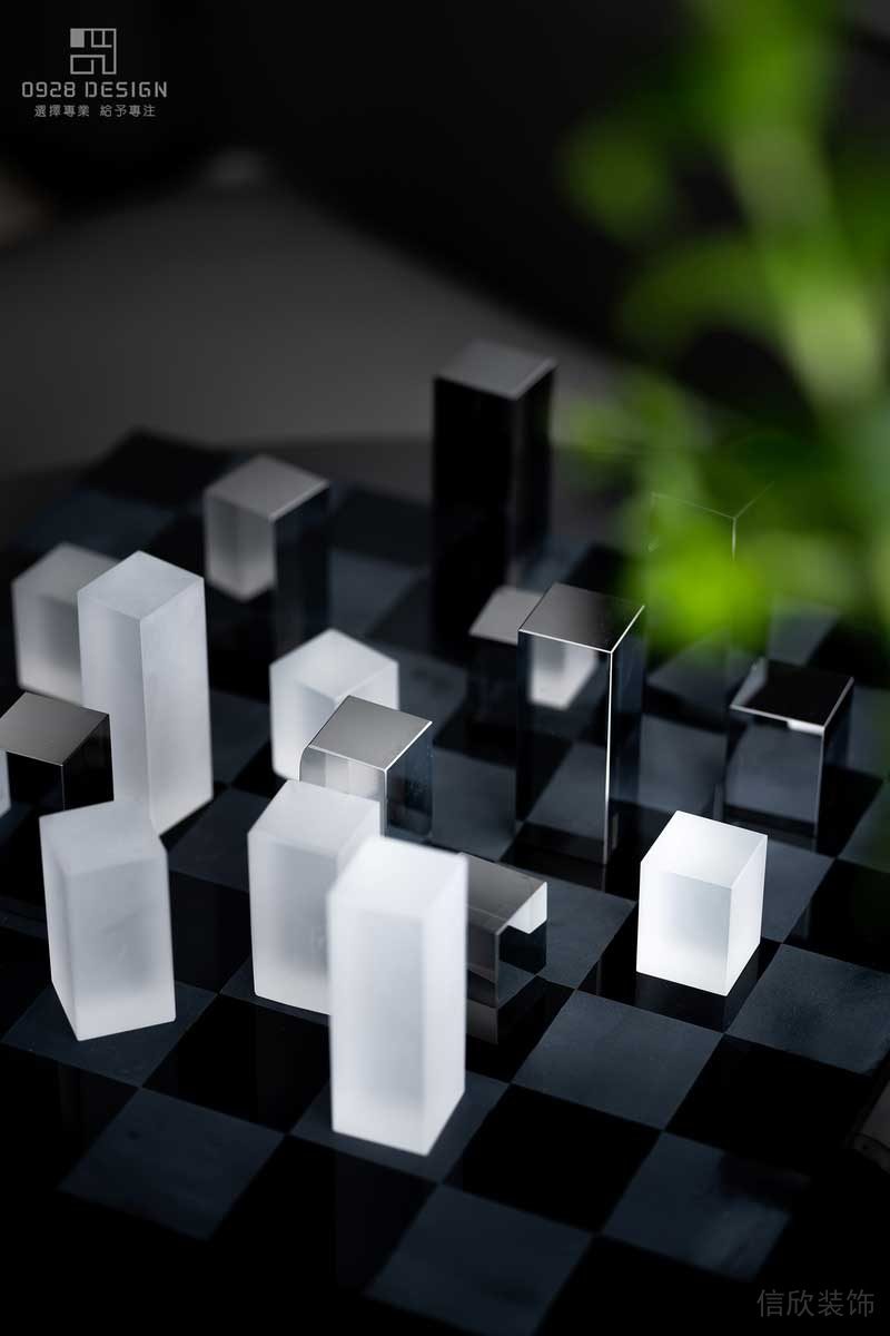 客廳茶幾上的棋盤擺件，玻璃與不銹鋼完美結(jié)合。