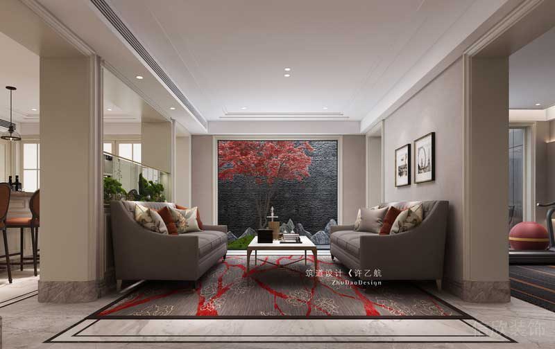 將干景置于家庭廳外，通過落地大玻璃實現了室內與室外的相連，在閑暇之余賞景，不失為一大樂趣。