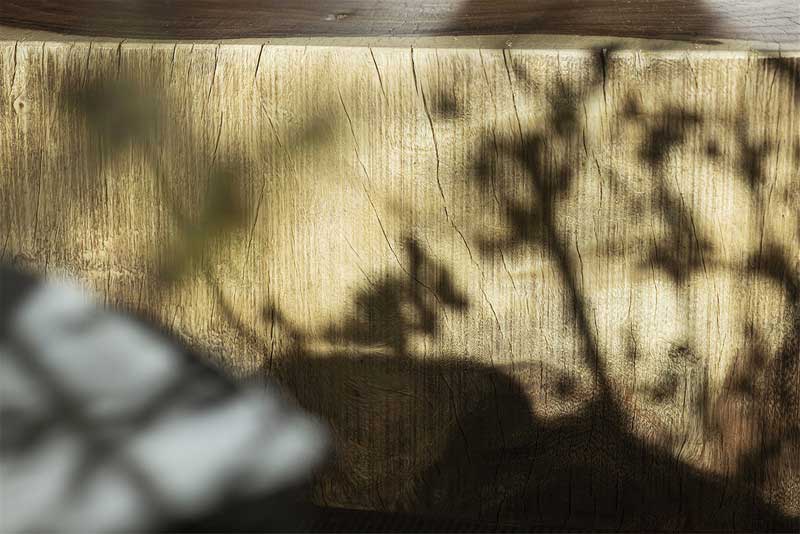 臘梅枝丫，幽香陣陣，光移影動，斑駁可愛，在柚木手工雕花的圓形邊幾上攤開一本書，溫上一壺茶，靜享時光溫柔地流逝，不失為人生一大樂事。