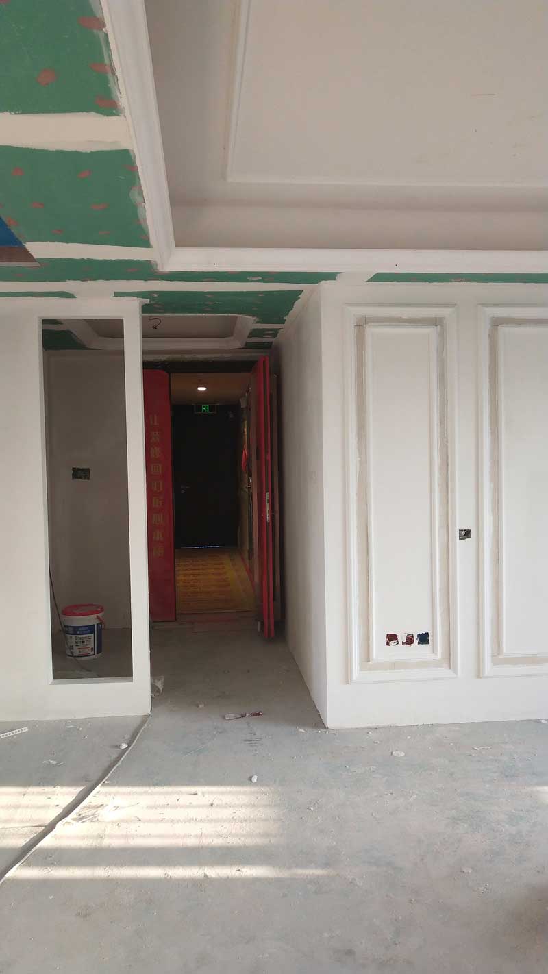 施工現場照片：為了保證隔斷與西廚墻面的銜接，選擇用木工做出框架的形式來做，雖然工藝略復雜，但最終效果會更加精致。