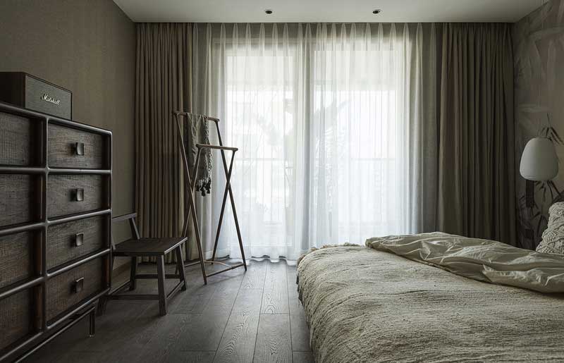 設計師將空間原有的造型墻和黃色墻紙予以拆除，換上了頗具清幽意蘊的墨竹墻紙，色調柔和，將空間打造得更為靜謐雅致。樸拙素雅的床品別具質感，讓人更加貼近自然的味道。