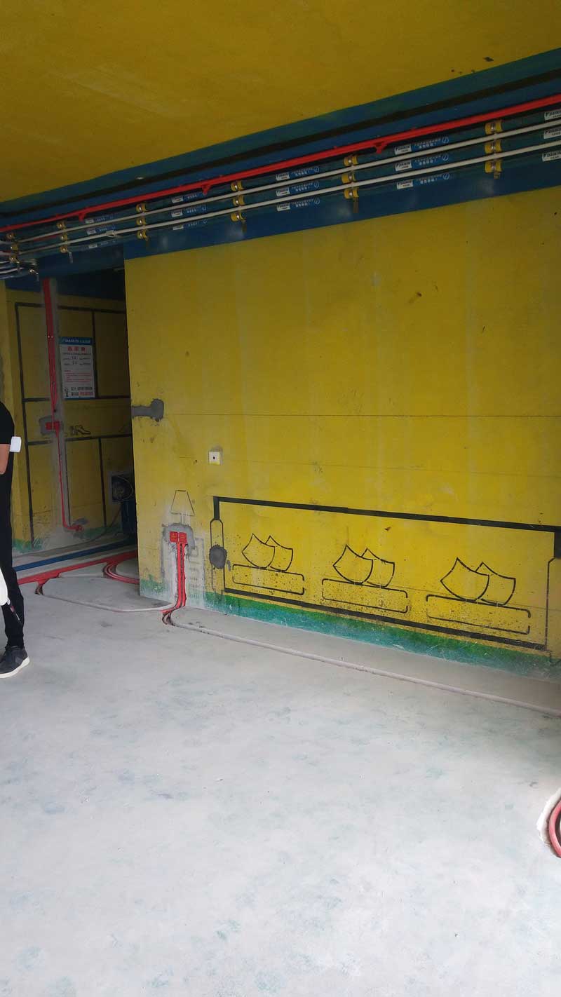 施工現場照片：水電完工照片，墻面進行施工圖1：1放樣，避免插座等設備的位置不對的問題。這個施工形式還是非常棒的，目前公司所有設計項目都會要求施工方進行現場放樣以后進行施工，保證業主在現場就能看明白設備和造型已經家具的尺度。