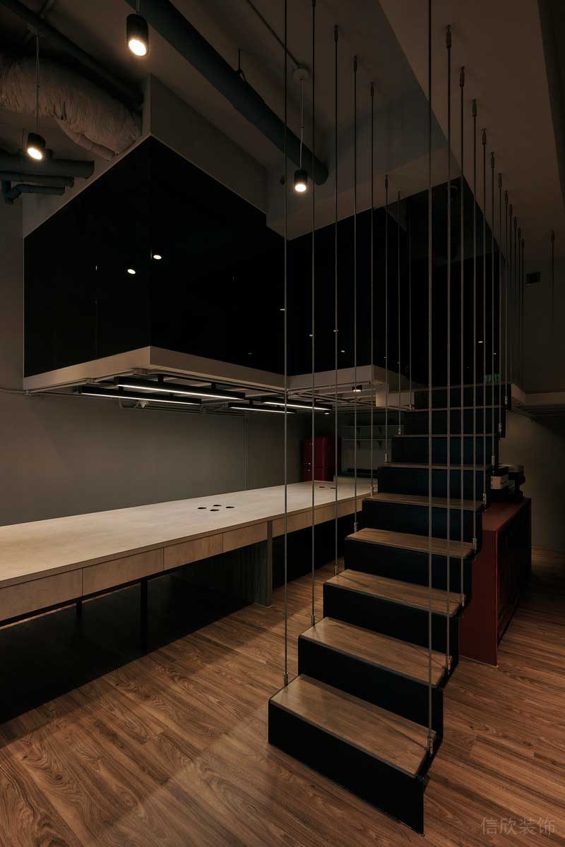 深圳寶安區(qū)工業(yè)風辦公室裝修胡桃木地板 深圳寶安區(qū)工業(yè)風辦公室裝修胡桃木地板