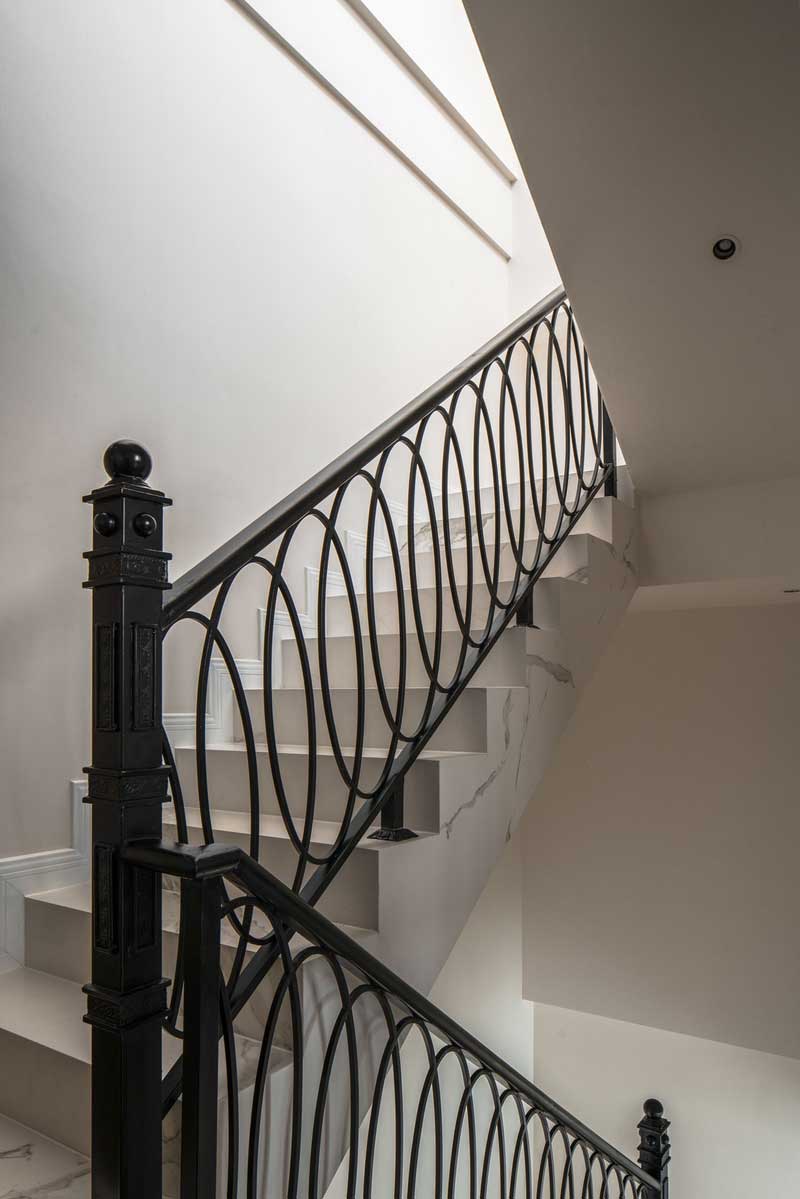 挑高的客廳空間不僅滿足會(huì)客需求與私人享受的同時(shí)盡顯屋主的溫柔與優(yōu)雅