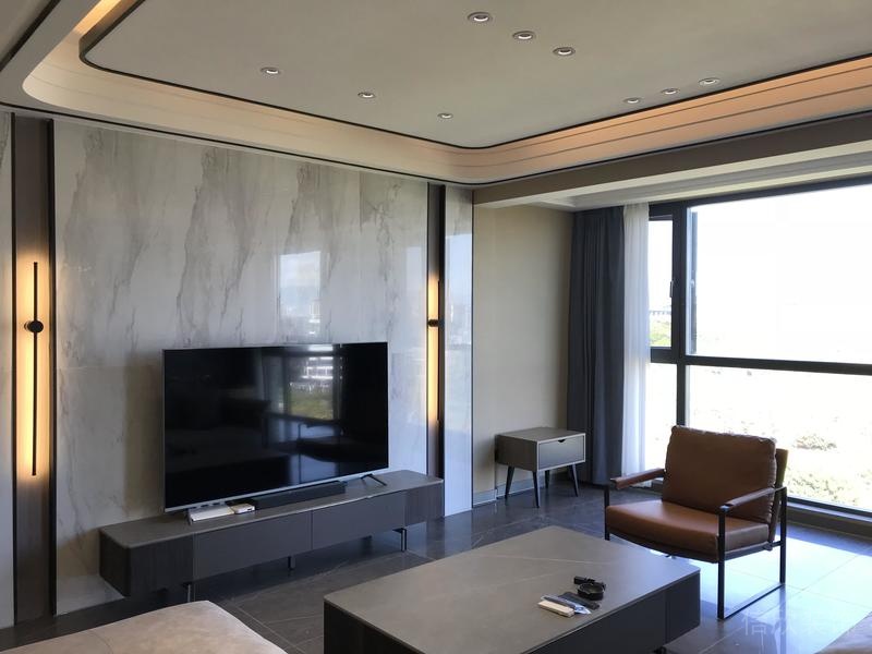 深圳市羅湖區(qū)新中式家庭住房舊房改造電視背景墻完工實(shí)景圖