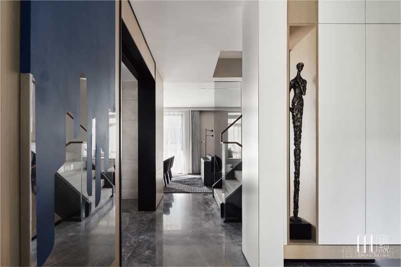 極致純粹的細節，簡約大氣的線條構建，唯美而寧靜的神態為空間成就了一道莊嚴的天際線，神秘而優雅的銅制藝術品散發著探尋生命的力量，人性自醒，讓宇宙擁有無限可能。 