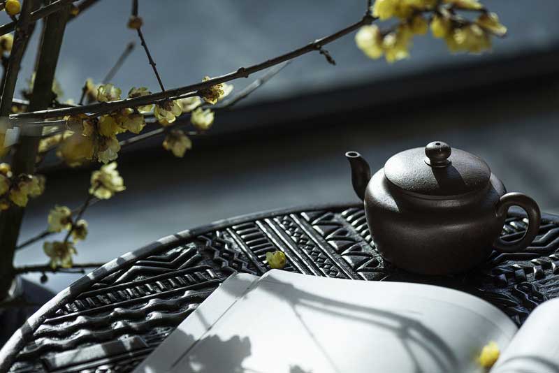 梅枝遒勁，傲然伸展的身姿勾勒出清雅的線條，與落地燈的硬朗簡練線條交相呼應。