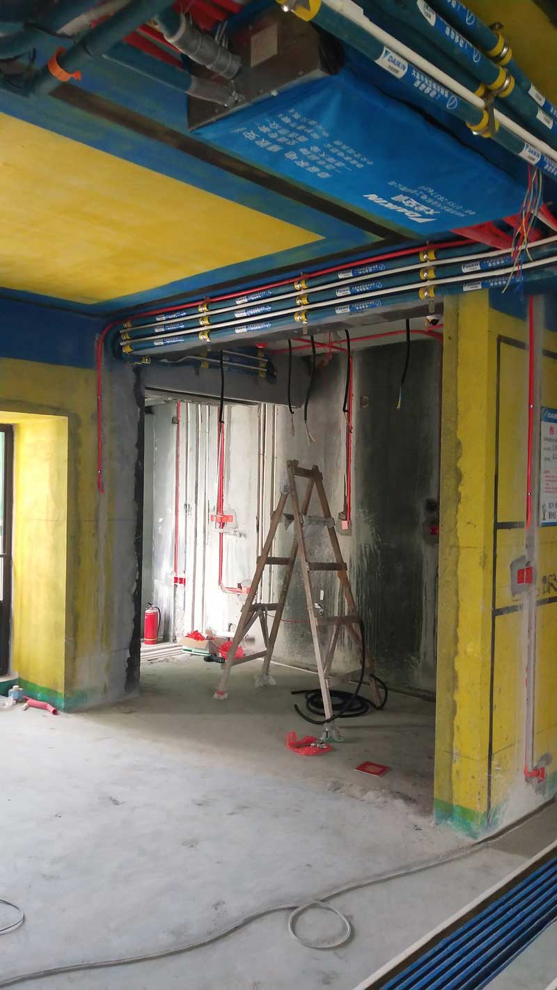 施工現場照片：水電過程中拍攝，墻弱電分色。廚房設備很多，水電位由櫥柜定制提供