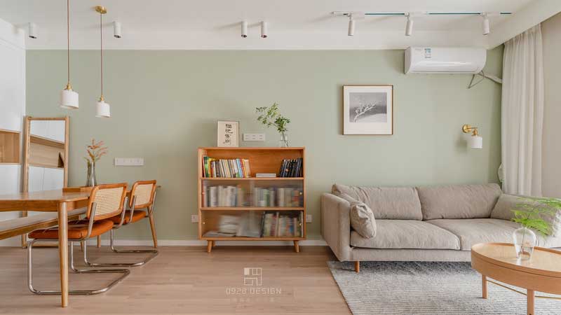 餐廳餐桌椅采用長凳加椅子的形式，長凳不占位置不遮擋視線，方便出門前照照鏡子，餐椅選用復(fù)古質(zhì)感的皮質(zhì)座椅，常規(guī)中點綴一點不同，就像這綠色的背景，在原本都是灰色系的色調(diào)中來一點點灰綠色，跳躍又溫柔！