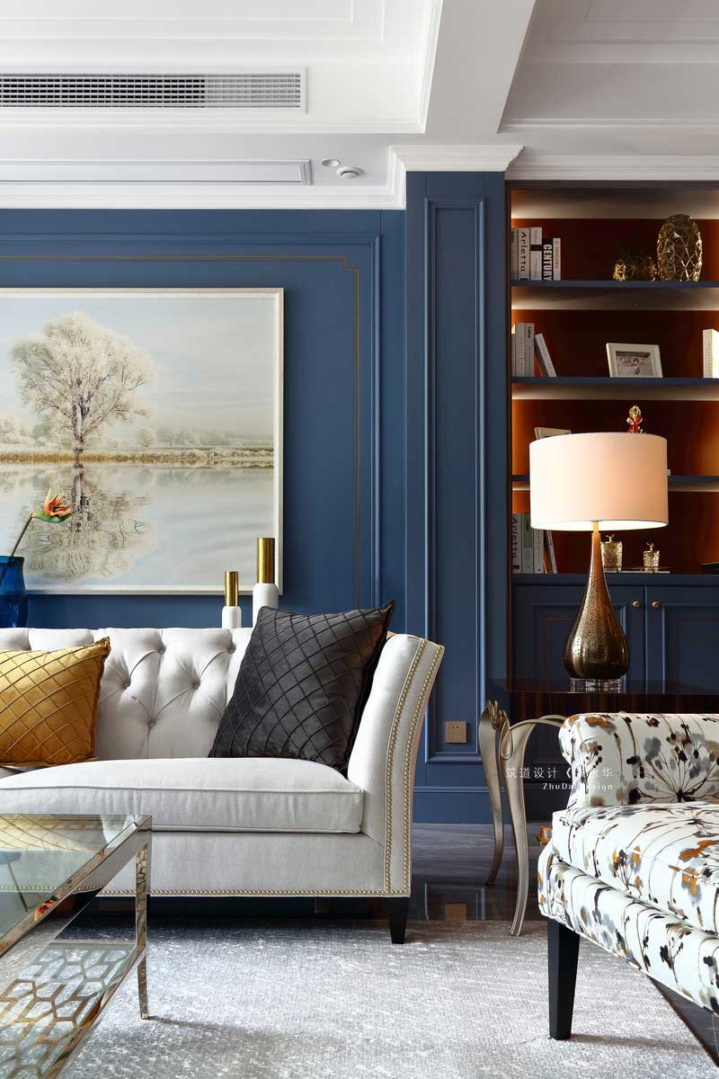 餐廳與客廳毗鄰，深木色的精致圓形餐桌，米白色的餐椅與背景墻畫呼應，讓整個一層的設計空間更加合理且精致。