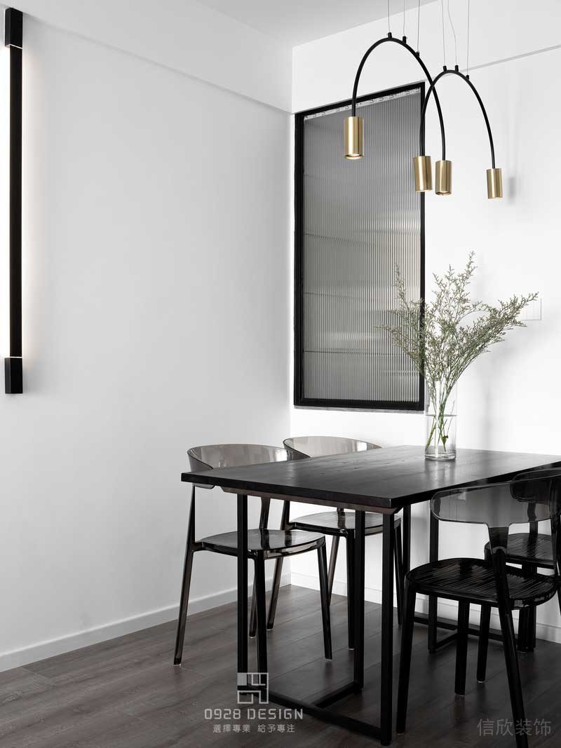 餐桌由黑色實(shí)木和黑色鐵藝結(jié)合，餐椅為黑色亞克力一體成型，黑色沉穩(wěn)，白色雅致。搭配起來給人一種干練的感覺。