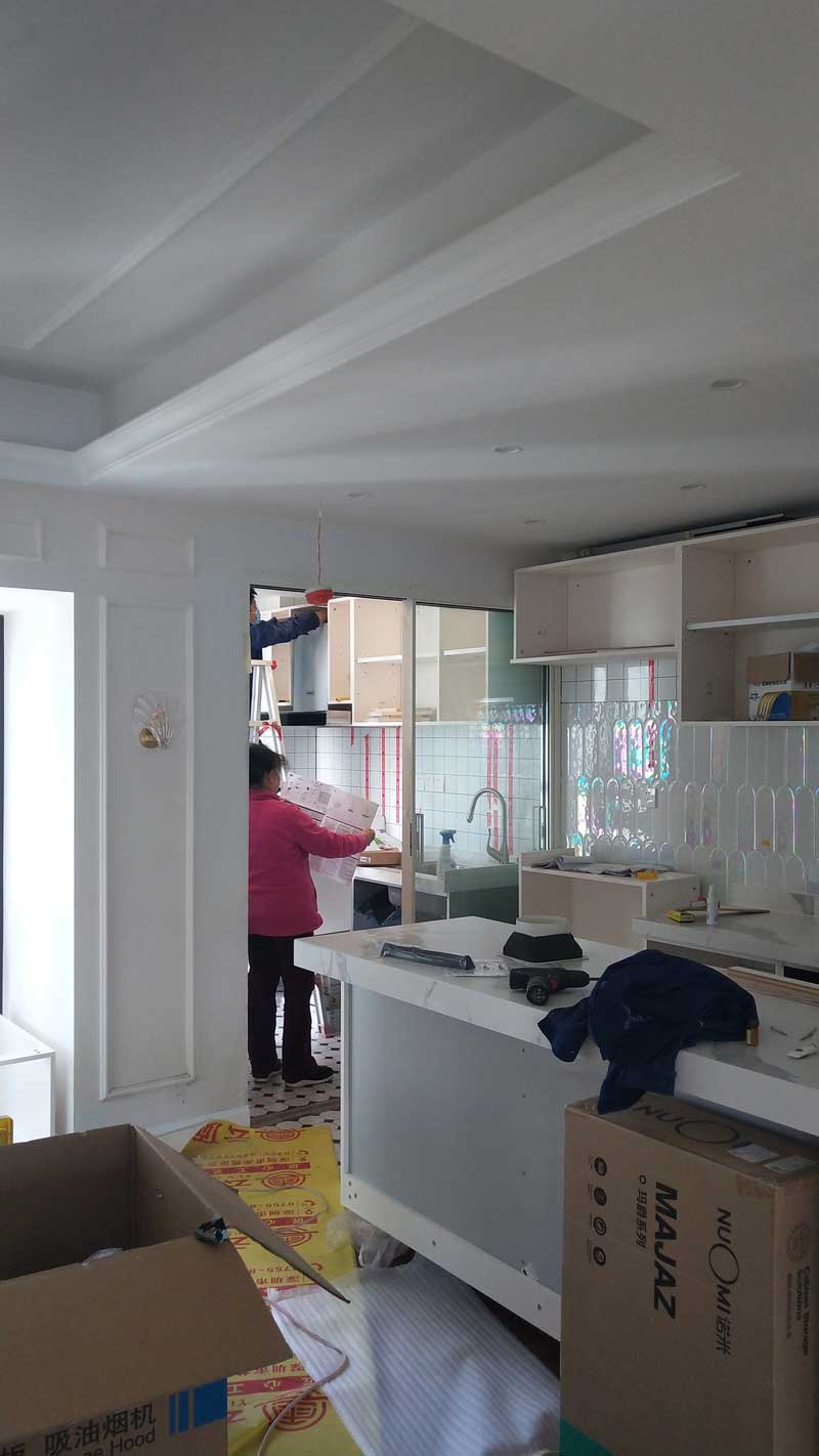 施工過程：櫥柜正在安裝中，超級真實的混亂現場，貼好磚以后為了安裝櫥柜方便，需在瓷磚表面用膠帶進行標識，以免打爆水管和電線。