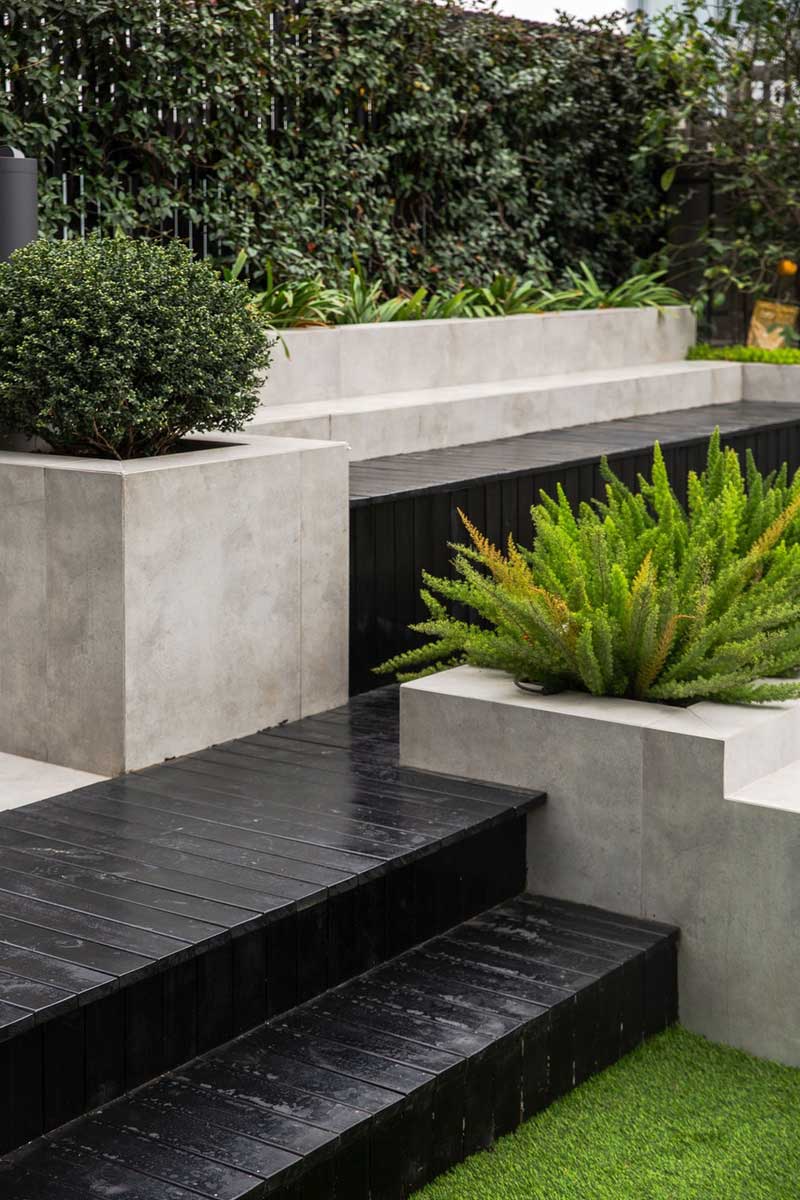 戶外花園滿足了對(duì)植被的幻想，也滿足了家庭共享烤肉的美妙親自時(shí)光