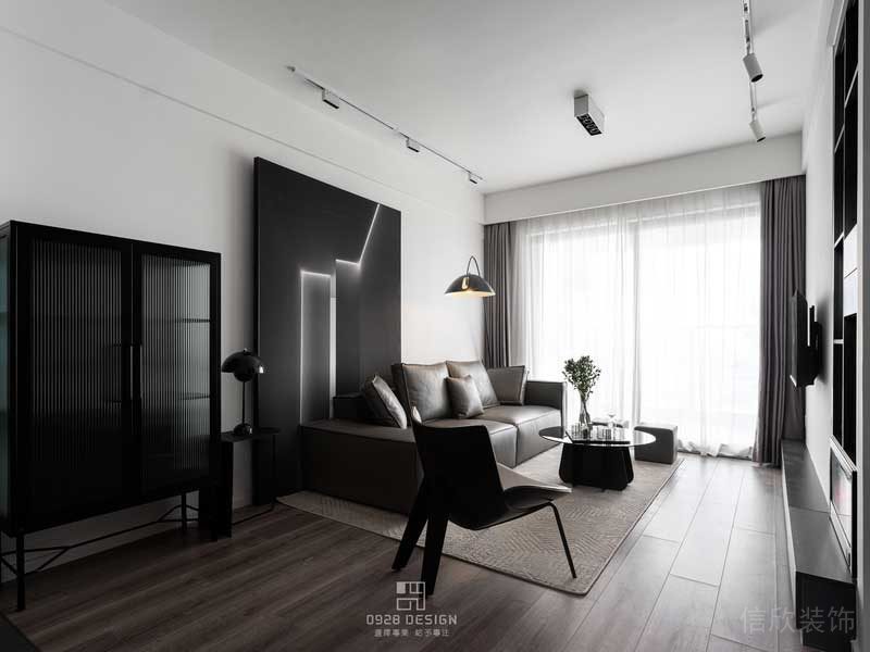 黑色玻璃茶幾讓空間看起來更加精致，主沙發(fā)一頭大一頭小，在家的時(shí)候躺在沙發(fā)上休息也是特別愜意的事情