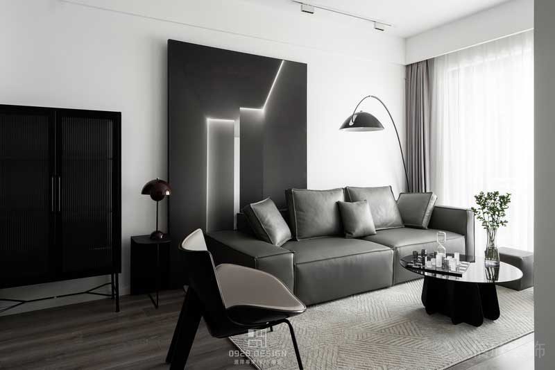 儲(chǔ)物柜為成品鐵藝加長虹玻璃柜，玻璃總是能給人帶來一種精致的感覺。考慮到未來家里有小孩會(huì)喜歡光腳到處跑，所以全屋鋪了木地板。