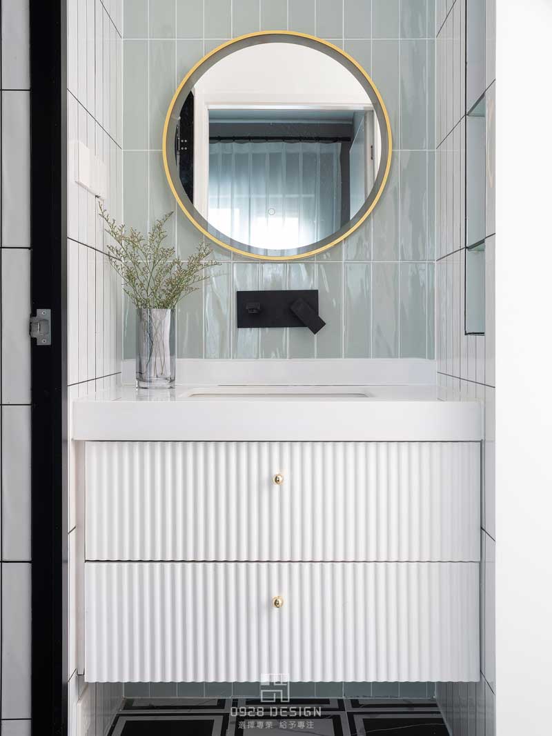 浴室柜也選擇了和長虹玻璃一樣豎紋的設(shè)計(jì)，側(cè)面利用墻體做了壁龕，漱口杯子什么的常用物品就有地方放了。鏡柜離地安裝，預(yù)留了未來有可能要增加夜燈和掃地機(jī)器人的備用插座。