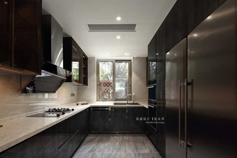 廚房是家居環境中操作密度最高的空間，廚具、炊具安排科學合理，洗—切—炒操作流程通暢，大大提高了工作效率，創造了一個清明朗潔的烹飪空間。