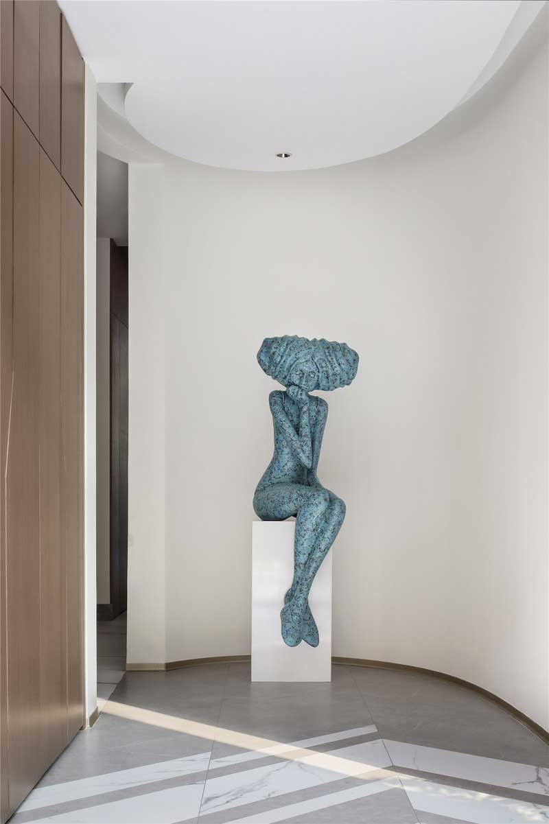 深圳龍華區(qū)現(xiàn)代中式風(fēng)格舊房裝修改造完工后實景圖過道藝術(shù)雕塑