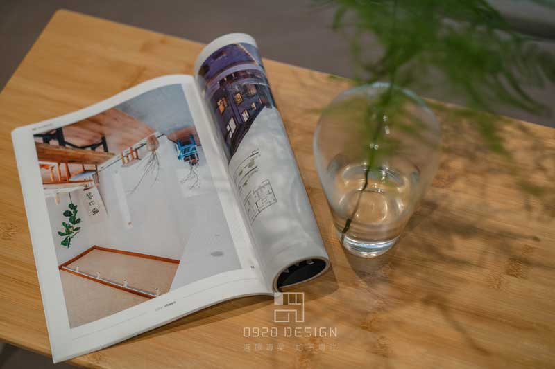 小桌上一本書一顆綠一杯茶，暢游在書里的世界，時間也過得很快！