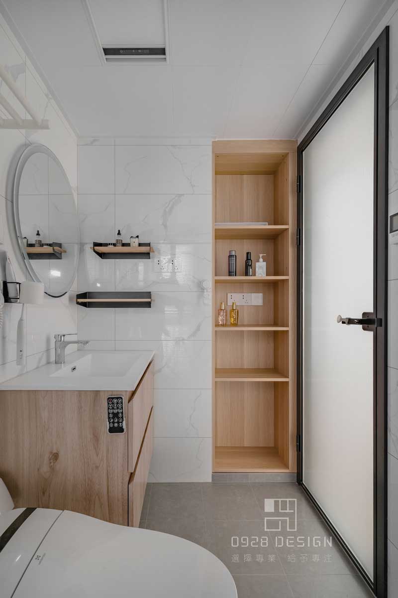 衛(wèi)生間門背后的楓木免漆板儲(chǔ)物架