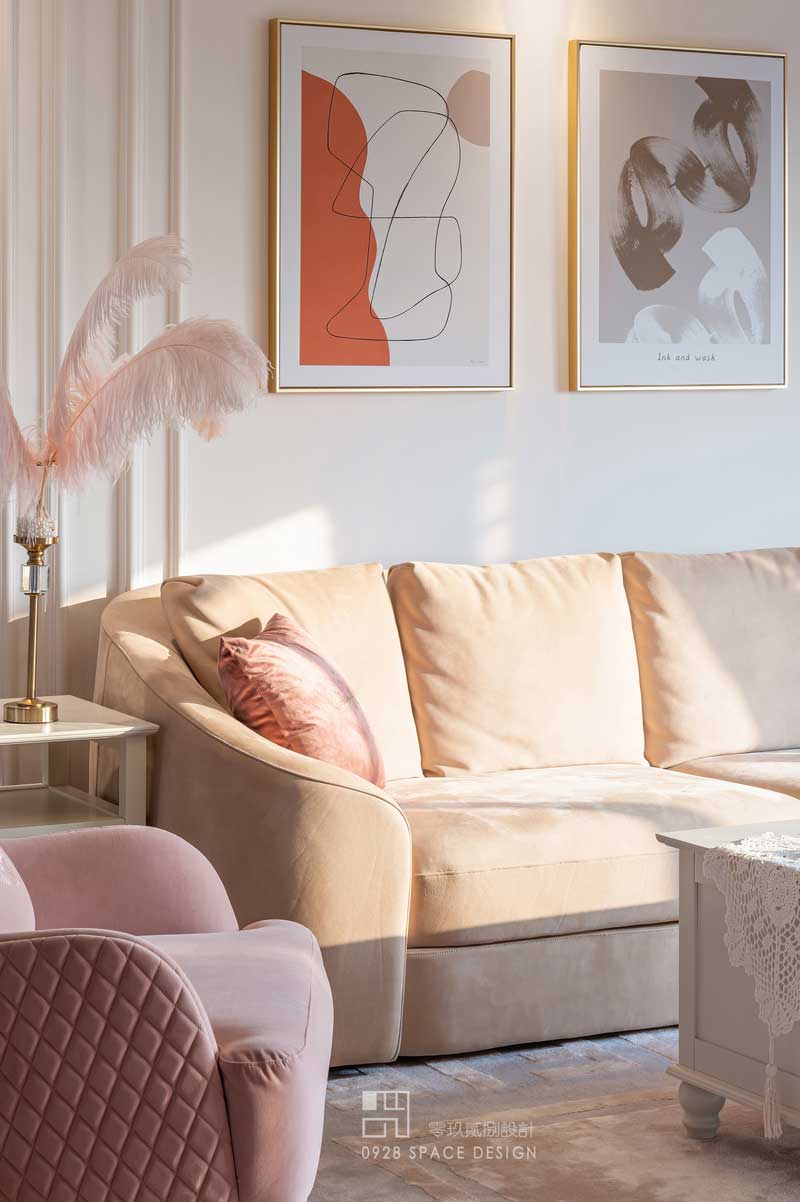  本帖最后由 0928設計 于 2021-4-30 14:37 編輯 房屋信息 戶型 四室 使用面積 180平米 房屋位置 廣東 深圳 裝修花費 100萬元 說在前面 正好在工地進行勘測的時候接到業主Y小姐的電話，因手上事情倉促便簡單的進行了溝通，當時設計師還在為沒能好好的給業主進行解說而耿耿于懷，Y小姐非常禮貌爽朗的說：沒關系，我可以等你！就是這么一句話，讓這段友誼開始了。 在后續的溝通中，戶型是四房的戶型，父母同住還有兩個男孩，戶型比較方正但是想要利用率更高。4個房間也要進行重新規劃，原來的廚房略小。希望增加盡可能多的儲物空間，但不想到處都是柜子顯得擁擠，還是想要空間看起來通透寬敞。 喜歡溫馨的美式風格，適合一家人的居家生活。不喜歡常見的黃色和咖啡色的配色形式，想要美式的溫馨感。在設計師的建議下最終選擇由Y小姐喜歡的粉色與杏色作為主要的配色，搭配干凈的白色，整體呈現出溫馨又不失前衛感。 空間展示 - 戶型圖 - 原始戶型結構方正，南北通透，是比較理想的戶型選擇。結合業主的需求需要改變的區域：1.入戶門正對主臥，業主要求需要規避。2.廚房面積比較小不適合業主家庭的使用。同時生活陽臺位置尷尬，儲物間需要保留。3.靠近餐廳的房間需規劃為多功能房間。 4.主臥要增加衣帽間以及主衛要浴缸，同時需要單獨的淋浴間。 最終定稿平面布置圖，1.在玄關處增加鞋柜的功能，同時做隔斷，圍合式玄關，化解進門正對主臥門的問題。2.保留儲物間，將原生活陽臺擴大作為中廚功能，將原廚房改造為帶中島臺的西廚，將廚房功能進行劃分。3.靠近餐廳的房間在設計師的建議下做成目前的游戲房，活動室和臨時客房使用，將動靜區劃分。4.主臥在保證主衛的舒適尺度下擴大衣帽間的區域，衣帽間共做三排大衣柜，大大增加收納空間。同時各個房間的儲物空間也逐步增加，但在公共區域部分做了適當的儲物后還是以舒適休閑家庭聚會為主沒有處處都堆滿儲物柜造成擁擠的視覺感。 - 玄關 - 玄關增加鞋柜和隔斷形成圍合的玄關空間，化解入戶正對主臥門的問題。鞋柜的材質選擇上，選擇的是烤漆材質，質感柔和造型簡潔，沒有運用大量的實木線條裝飾的柜門，去掉復雜的線條，也減少衛生問題。鞋柜留有感應燈，方便換鞋和進門使用?？紤]到家里有老人小孩還增加了換鞋凳，為了保留更多的儲物空間沒有占用鞋柜區域，而是購買成品的換鞋凳，可以隨意移動也是很適合。 左側的墻面用石膏線做了簡單的造型，從整體考慮沒有增加墻面置物的功能，例如大火的洞洞板等業主通通不喜歡，覺得太雜亂。在鞋柜內部的設計上增加放置多功能化即可。墻面只掛一面鏡子，復古的造型也是很精致。 施工現場照片：為了保證隔斷與西廚墻面的銜接，選擇用木工做出框架的形式來做，雖然工藝略復雜，但最終效果會更加精致。 施工現場：做好框架，定制的屏風到了，安裝完畢，和整體毫無違和感。 - 客廳 - 效果圖 施工現場照片：水電完工照片，墻面進行施工圖1：1放樣，避免插座等設備的位置不對的問題。這個施工形式還是非常棒的，目前公司所有設計項目都會要求施工方進行現場放樣以后進行施工，保證業主在現場就能看明白設備和造型已經家具的尺度。 施工現場照片：石膏線施工完畢。石膏線的施工需要細心的打磨與上色，才能保證線條清晰并且不會有瑕疵。 客廳墻面用淺杏色作為背景色，墻面造型利用雙層石膏線，外圍112.5px寬度，內部75px寬度，石膏線與墻面顏色同色，降低存在感但又增加墻面細節。沙發品牌來自芬迪，杏色的磨砂皮質感溫和。粉色的單人沙發作為點綴色，羽毛裝飾與粉色沙發顏色接近，飽和度低的粉色保留少女感更增加優雅感。 從客廳看向餐廳，游戲房房間門做推拉門處理，平時開啟可以增加家庭的互動感，外公外婆在看電視時也可以看到小兄弟兩在游戲房的情況，同時也可以增加空間的通透性。 墻面的掛畫與整體色調搭配，相得益彰。 小角幾與電視柜邊柜以及茶幾都來自于網購，實木乳白色的封閉漆，干凈舒服的色調。地面原本選擇橡木的實木地板，但后期經過市場考察和業主結合自己的情況最終選擇了柚木的實木地板，整體比白橡木更深一些，雖然比之前的設想深但還好沒有太影響最后的效果。 電視柜 美式 拍攝至下午正好趕上了一縷陽光灑進室內，趕緊抓拍幾張 客廳 美式 沙發 