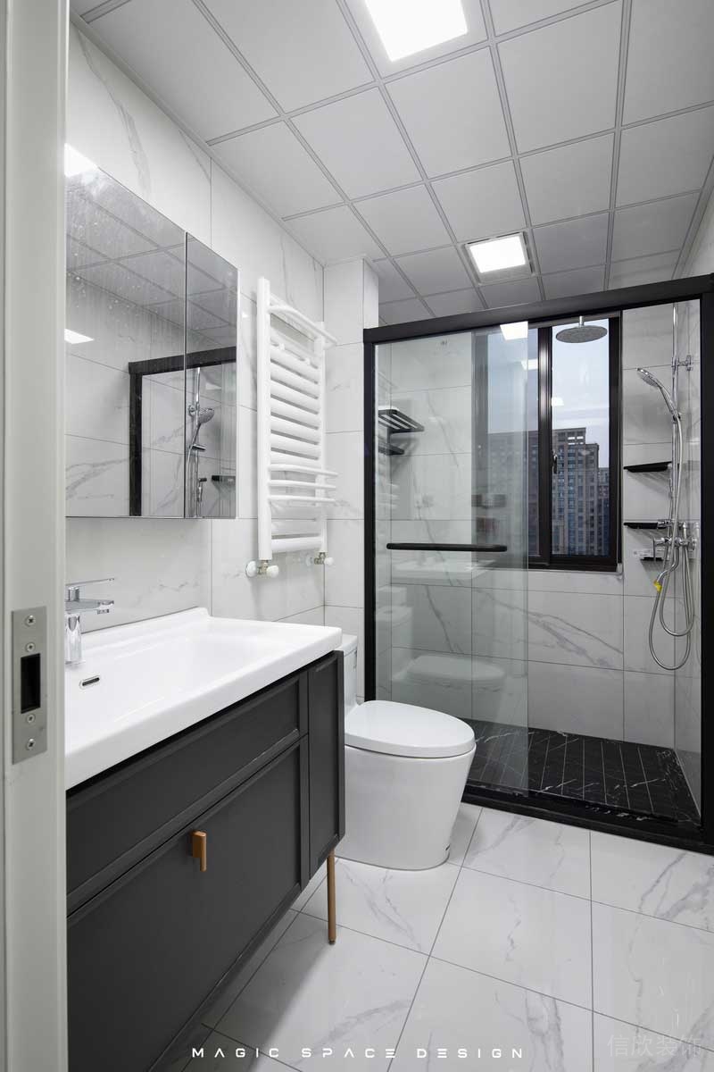 白色的大理石磚面讓采光受限的主衛(wèi)空間緩解了尷尬，布局中實(shí)用與時(shí)尚并舉，基礎(chǔ)的干濕分離，黑色邊框的淋浴拉門，搭配上深黑的防滑地磚，除了滿滿的肌理感也有區(qū)分的作用。