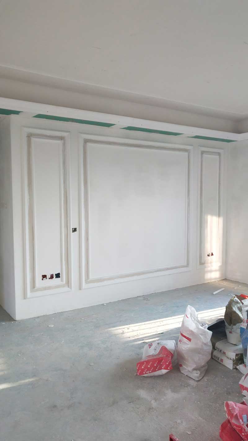 施工現場照片：石膏線施工完畢。石膏線的施工需要細心的打磨與上色，才能保證線條清晰并且不會有瑕疵。 