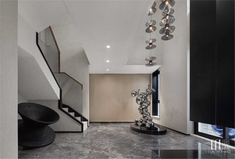 每一個形態都是具象的形態抽象化，趣味立顯；揮發著夢想與時尚浪潮，質樸溫和的空間對話曲線幾何語言，將有形抽象化，無形具體化，視覺藝術與自由夢幻的思緒融匯于一體，綻放出孩童稚嫩又活潑的天性。 