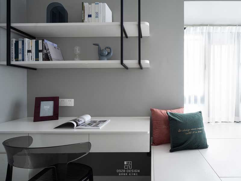 榻榻米做了兩層抽屜，這樣放一些小東西拿去會(huì)更方便。里面大格子用來放密碼箱和備用的折疊床墊，家里來客人拿出來就可以直接休息了，平時(shí)沒客人的時(shí)候就作為書房，和茶室。