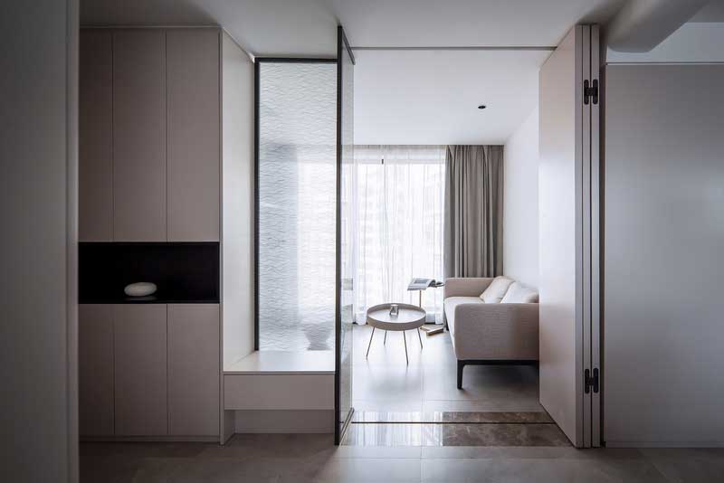 打破原有入戶(hù)花園格局限制 重新拆解再利用 利用頂天立地的鞋柜與折疊門(mén)結(jié)合,磨砂玻璃隔斷下的小臺(tái)子兼任換鞋凳的功能,光從磨砂玻璃隔斷透出來(lái),即滿(mǎn)足儲(chǔ)物需求,又為女業(yè)主從事地產(chǎn)行業(yè)需要在家辦公筑建一個(gè)多功能的空間,營(yíng)造一個(gè)開(kāi)闊又多變的開(kāi)敞交互的家。 打破原有入戶(hù)花園格局限制 重新拆解再利用 利用頂天立地的鞋柜與折疊門(mén)結(jié)合,磨砂玻璃隔斷下的小臺(tái)子兼任換鞋凳的功能,光從磨砂玻璃隔斷透出來(lái),即滿(mǎn)足儲(chǔ)物需求,又為女業(yè)主從事地產(chǎn)行業(yè)需要在家辦公筑建一個(gè)多功能的空間,營(yíng)造一個(gè)開(kāi)闊又多變的開(kāi)敞交互的家。