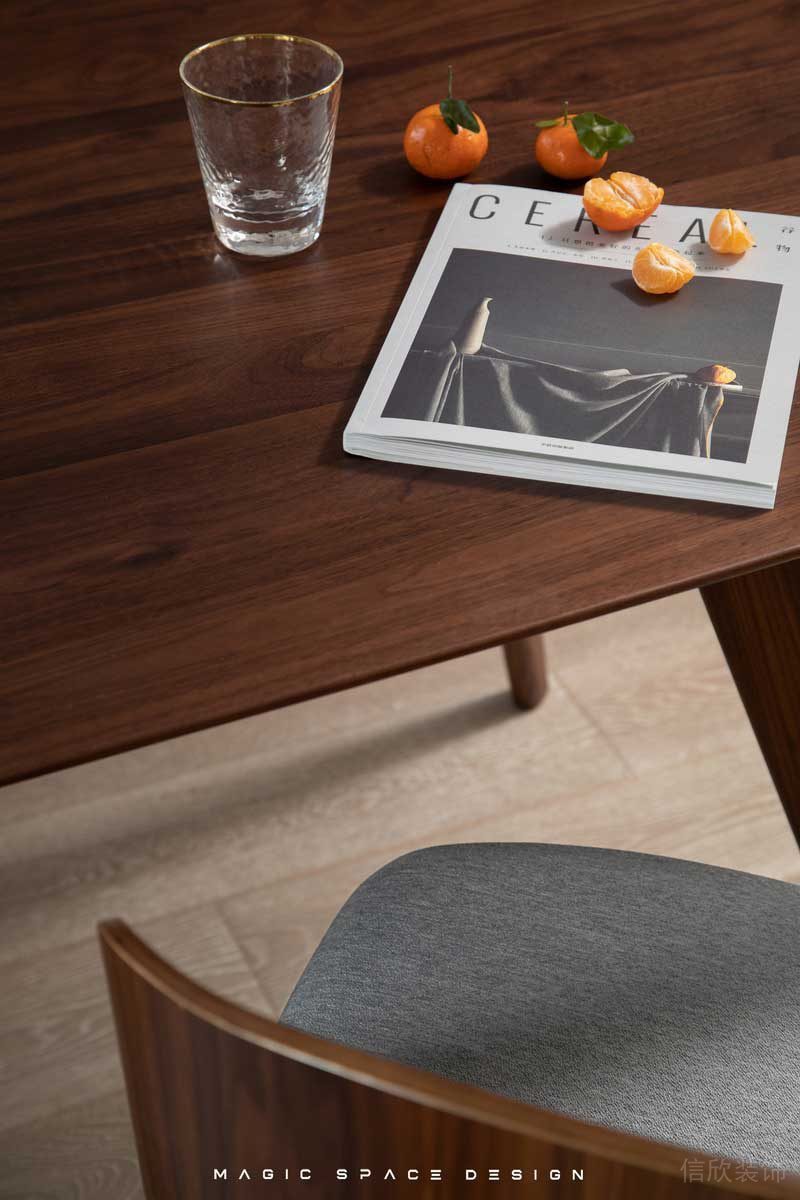 良好的采光有益于讓入局者感受空間的貫通，設(shè)計(jì)師有意強(qiáng)化區(qū)域的結(jié)構(gòu)和色彩，通過(guò)一組金屬色的吊燈恰到好處的將虛實(shí)關(guān)系勾勒出來(lái)。