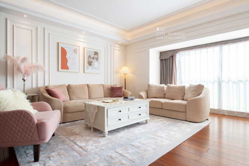 墻面的掛畫與整體色調搭配，相得益彰。