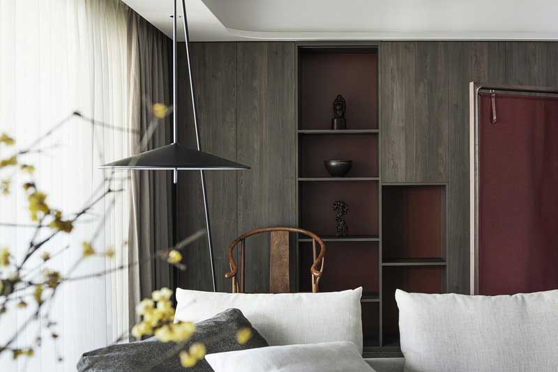 完善的木質柜體收納，讓業主的藏品有了安放的佳所，使空間秩序井然，溫雅的陳列物件都是業主的心頭好，既能點綴裝飾空間又凝結著業主的記憶點滴。