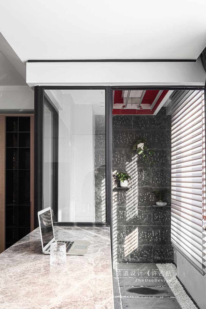 走入玻璃門，嵌入式晾衣架，自動升降，墻面采用毛石材質，用綠植進行點綴，流水瀑布與之相輔相成，使空間更具生機。