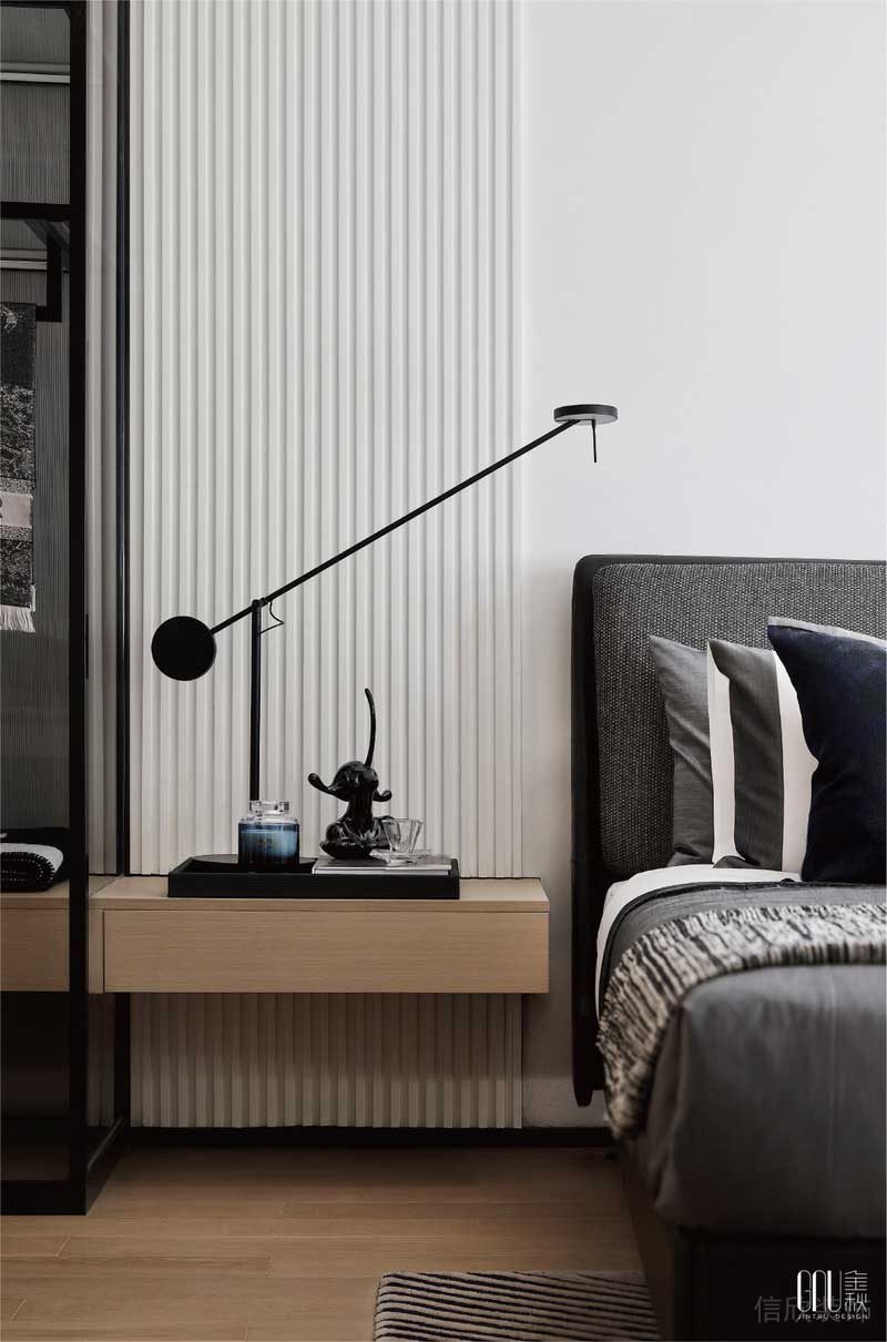 還原空間的本質，減少不必要的物件，純白的基調中卻潛藏著無限生機,光與水的主題掛畫是臥室起居的生活映射，弱對比色調賦予歸巢從容而安的感受。