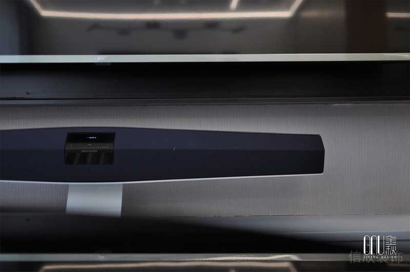 不是所有的美都是要濃墨重彩，美可以低調內斂，淡泊寧靜，如謙謙君子，低調謙和激發出無限的遐想，海洋城市的語匯與藝術家滕飛的《泳池水面》不謀而合，空間大量留白與浪打風吹的水景呼應著，協奏著自由而有生命力的交響樂。