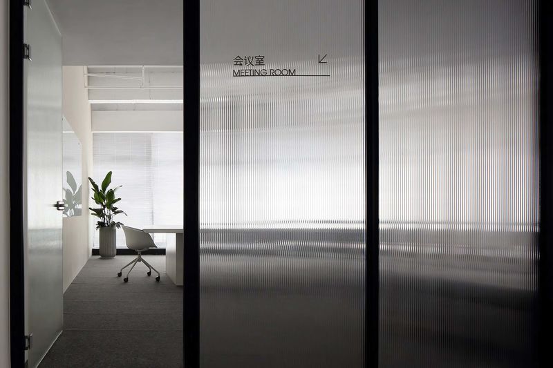 深圳龍華大浪極簡風格辦公室裝修壓花玻璃屏風 深圳龍華大浪極簡風格辦公室裝修壓花玻璃